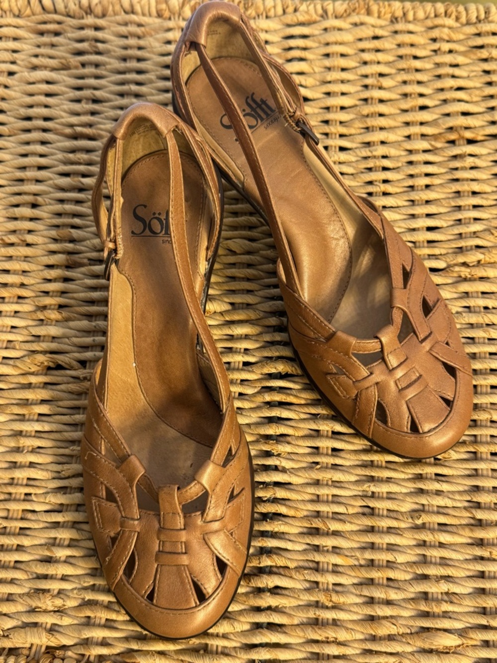 Sofft Women's Light Brown Leather heeled sandals/ closed toe pumps